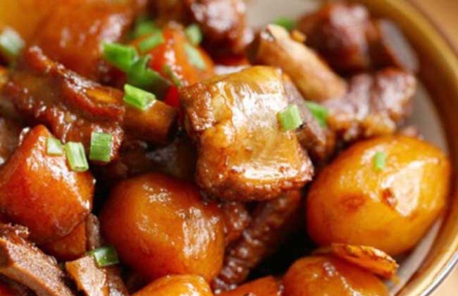 土豆炖牛肉的做法