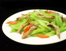 西芹炒肉的功效及做法